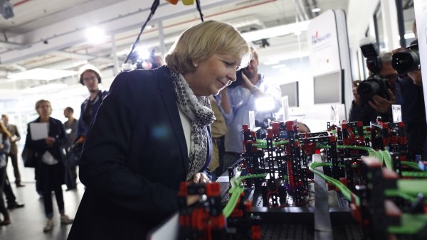 Ministerpräsidentin Kraft betrachtet eine Kugelbahn