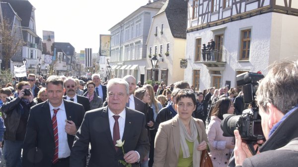 Das Bild zeigt Bundespräsident Gauck mit NRW-Ministerin Steffens in einer Arnsberger Fußgängerzone