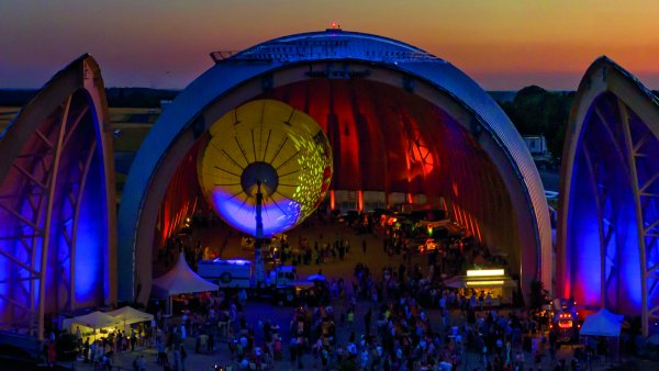 Eine beleuchtete Open Air-Bühne bei Nacht