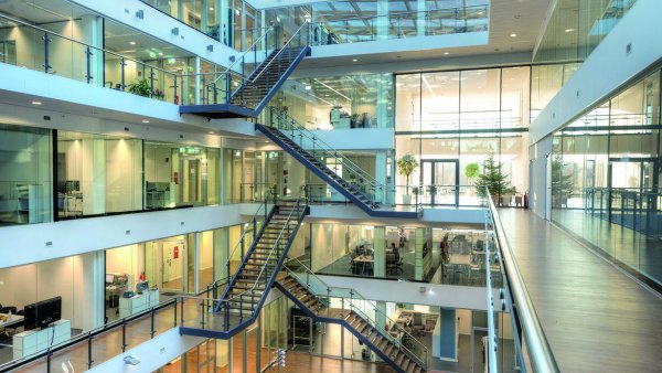 Das Atrium des Campus-Gebäude der RWTH Aachen in gelb-blauer Beleuchtung