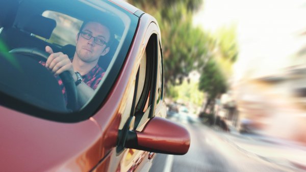 Bild Autofahren Rückspiegel Verkehrssicherheit