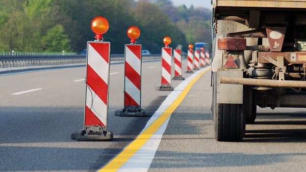 Bild zeigt einen Lkw in einer Autobahnbaustelle