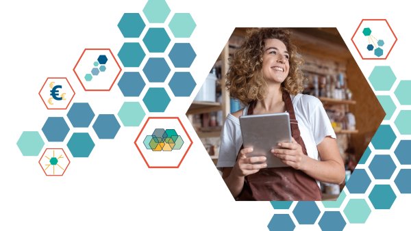 Wabenförmiges Bannerbild zum Digitalcoach, eine Geschäftsinhaberin hält ein Tablet in der Hand