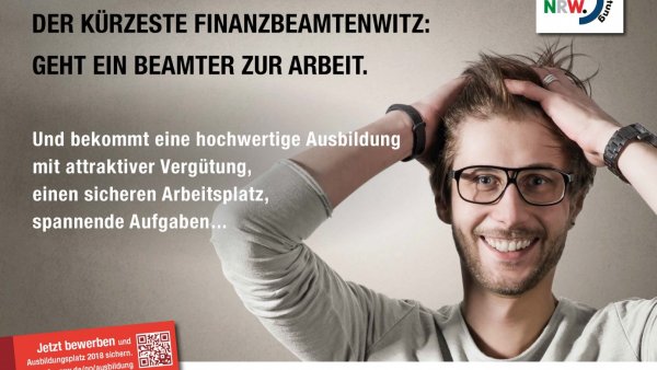 Junger Mann im grauen Pollover und mit einer Brille rauft sich mit beiden Hädnen die Haare. Links oben in Schwarz steht der kürzeste Finanzbeamtenwitz: Geht ein Beamter zur Arbeit.