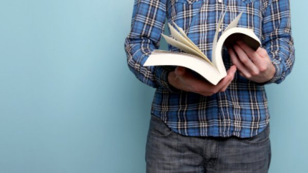 Mann blättert in Info-Broschüre