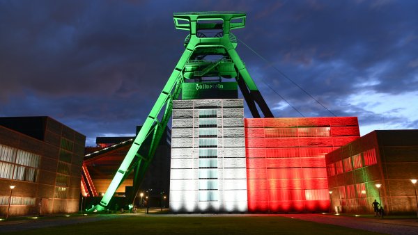 Nordrhein-Westfalen leuchtet: Zum 74. Landesgeburtstag erstrahlen historische Bauwerke in den Landesfarben