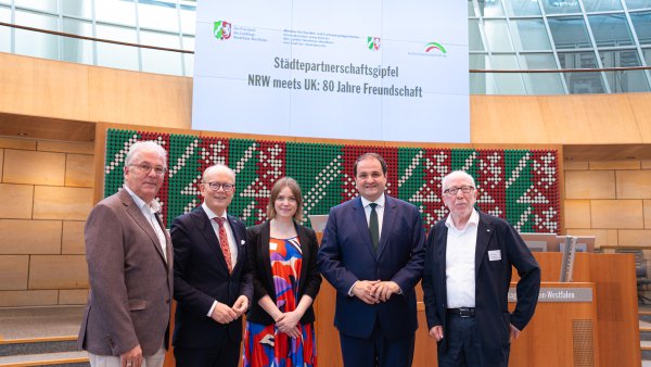 Gruppenfoto im Plenarsaal des Landtags NRW