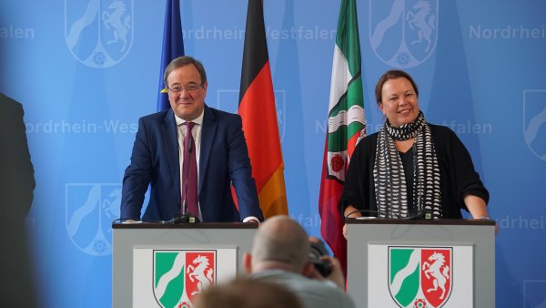 Ministerpräsident Armin Laschet stellt Frau Heinen-Esser als neue Umweltministerin vor.