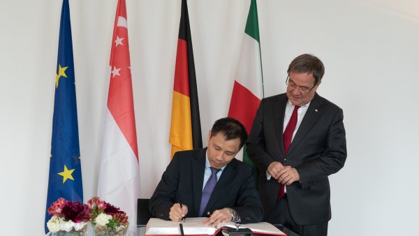 Ministerpräsident Armin Laschet empfängt den Botschafter der Republik Singapur, Laurence Bay Siow Hon