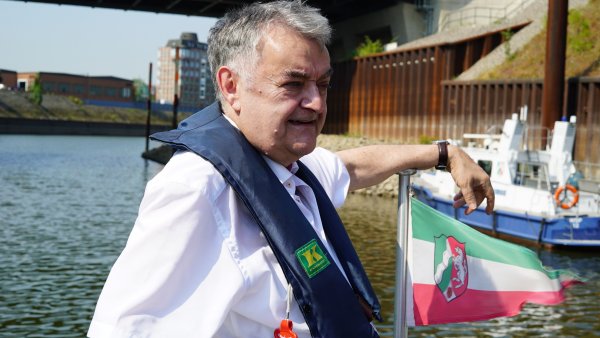 Innenminister Herbert Reul auf einem Boot