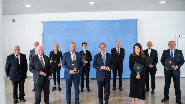 Ministerpräsident Armin Laschet verleiht den Landesverdienstorden an zehn Bürgerinnen und Bürger