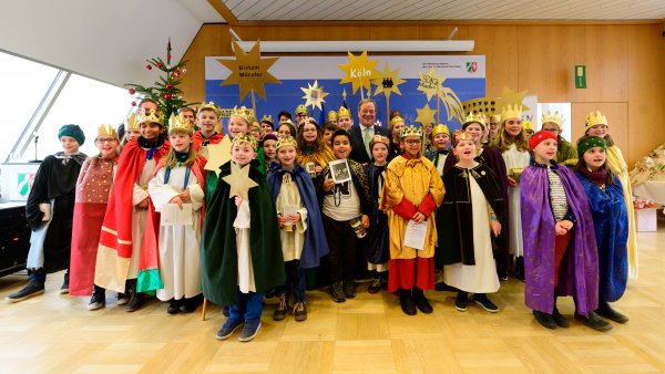 Der Ministerpräsident hat Sternsinger aus allen Diözesen zum Dreikönigssingen im Landeshaus empfangen
