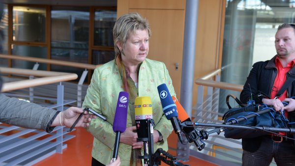 Schulministerin Löhrmann vor Kamerateams