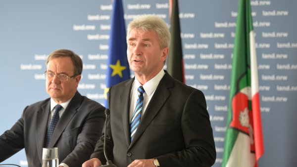 Ministerpräsident Armin Laschet und Minister Prof. Dr. Andreas Pinkwart stellen Entfesselungspaket I vor