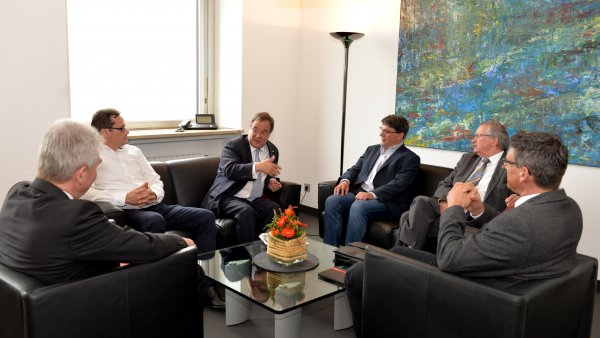 Ministerpräsident Laschet und Minister Pinkwart im Gespräch mit ThyssenKrupp-Gewerkschaften