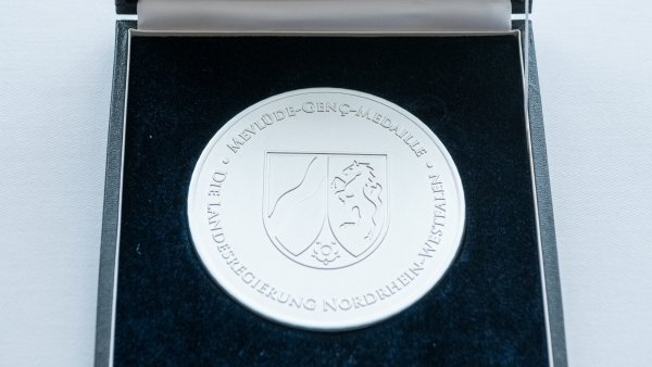 Foto der Mevlüde-Genc-Medaille in der Schatulle