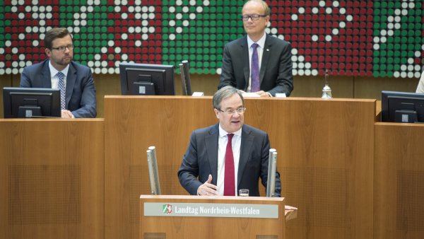 Ministerpräsident Armin Laschet hält seine Rede,vor ihm ein Pult mit 2 silberfarbenen Mikrofonen.