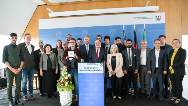 Ministerpräsident Laschet verleiht erste Mevlüde-Genç-Medaille an Duisburger Verein „Jungs e.V.“