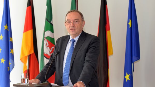 Finanzminister Walter-Borjans bei der Pressekonferenz am 22. September 2015