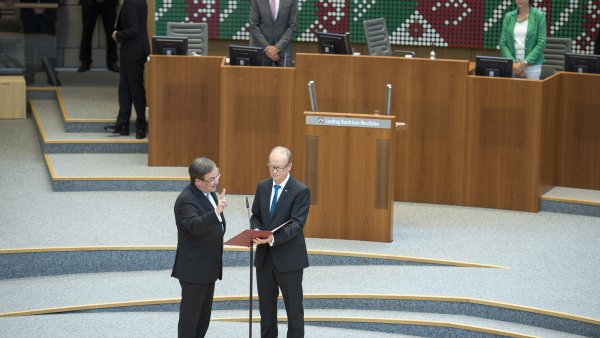 Armin Laschet zum neuen Ministerpräsident gewählt und vereidigt