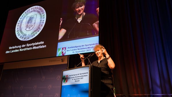 Staatssekretärin Andrea Milz überreicht Sportplakette des Landes Nordrhein-Westfalen
