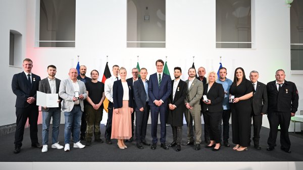 Ministerpräsident Hendrik Wüst verleiht 14 Personen die Rettungsmedaille des Landes Nordrhein-Westfalen