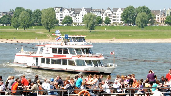 Schiffe auf dem Rhein Düsseldorf