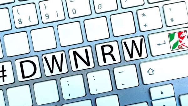 Die Grafik zeigt das Logo der Initiative Digitale Wirtschaft NRW: Buchstaben der Tasten DWNRW und das NRW Wappen
