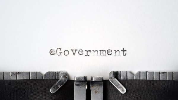 Das Foto zeigt das getippte Wort "eGovernment" auf einer klassischen Schreibmaschine.