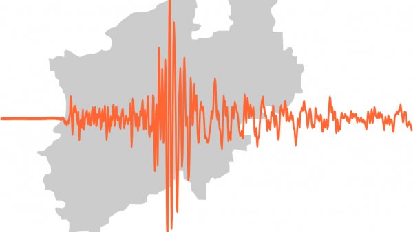 Die Grafik zeigt das Logo des neuen Erdbebenalarmsystems: Eine graue Reliefkarte von NRW im Hintergrund, davor eine orangefarbene Amplitude.