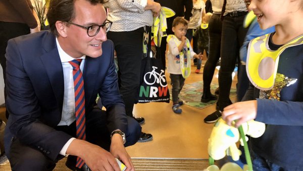 Sicherheit für die Kleinsten: Verkehrsministerium versorgt Kita-Kinder in Nordrhein-Westfalen mit reflektierenden Westen