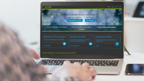 Ein aufgeklappter Laptop mit der ELSTER-Software