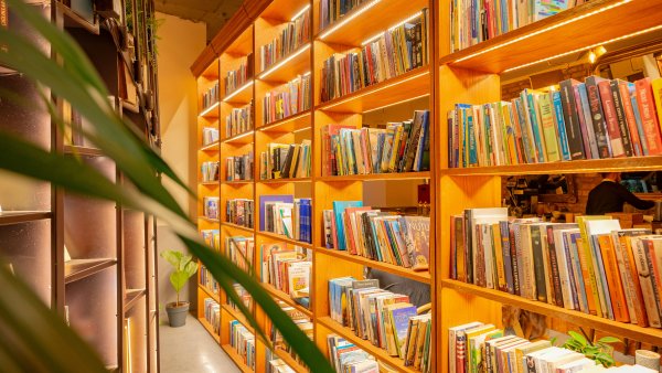 Ein Bücherregal in einer Bibliothek