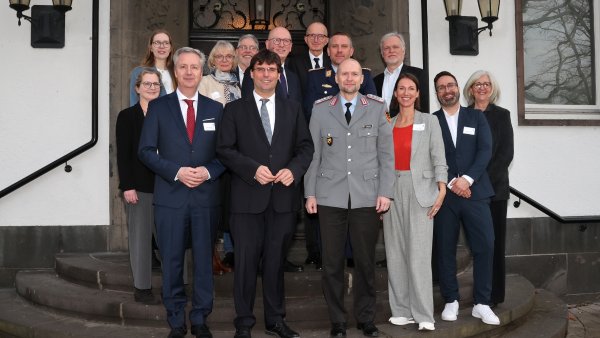 Minister Dr. Marcus Optendrenk mit Vertreterinnen und Vertretern der Landesverwaltung, des BLB NRW und der Bundeswehr bei der Eröffnung der neuen Niederlassung Bundesbau