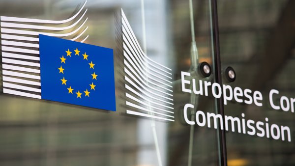 Glasfront bedruckt: Links EU-Flagge, rechts "Europese Commission" in weiß.