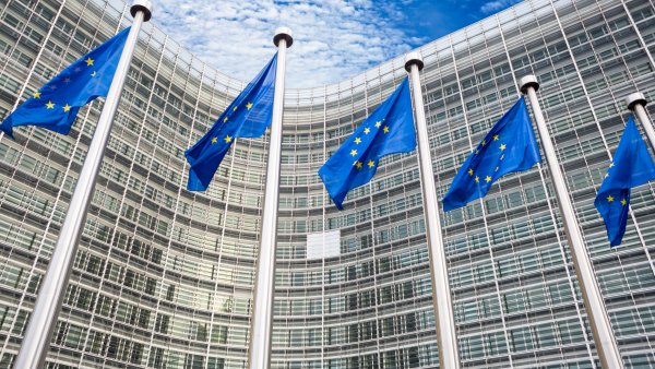 5 EU-Flaggen an Mästen vor dem EU-Parlament
