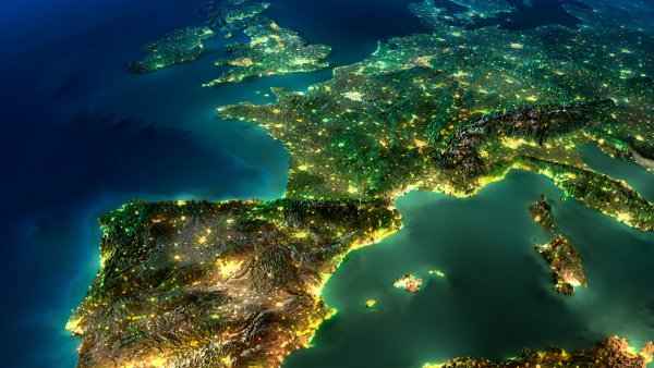 Der Planet Erde - Europa bei Nacht - Die Großstädte leuchten auf.