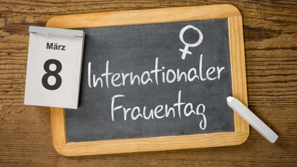 Das Foto zeigt eine Kreidetafel, auf der "internationaler Frauentag" steht