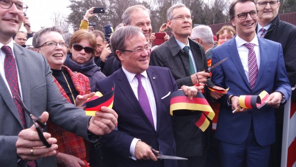 Ministerpräsident Armin Laschet eröffnet Teilstück der Autobahn A33
