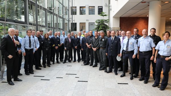 Innenminister dankt Polizisten persönlich für Einsatz in Hamburg