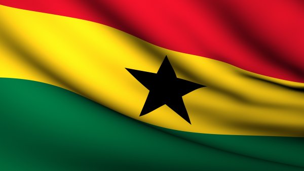 Die Nationalflagge von Ghana - der obere Streifen ist rot, der untere grün und der mittlere Streifen gelb mit einem schwarzen, fünfzackigen Stern in der Mitte.