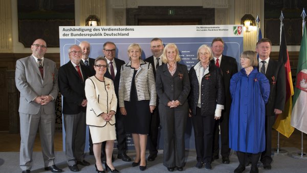 Gruppenfoto mit allen ausgezeichneten Personen und der Ministerpräsidentin