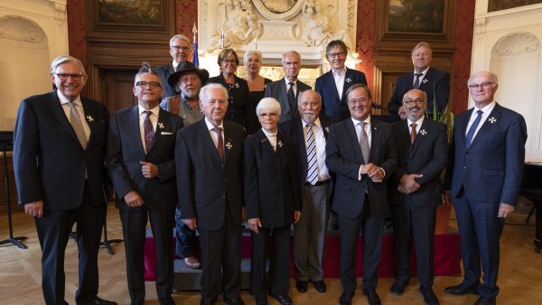 Ministerpräsident Armin Laschet zeichnet 14 Bürgerinnen und Bürger mit dem Landesverdienstorden aus