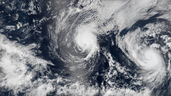 Hurrikane Iselle und Julio vor Hawaii
