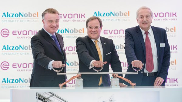 Ministerpräsident Armin Laschet eröffnet in Ibbenbüren eine neue Industrieanlage