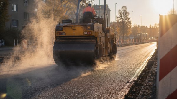 Eine Planierwalze walzt eine Straße