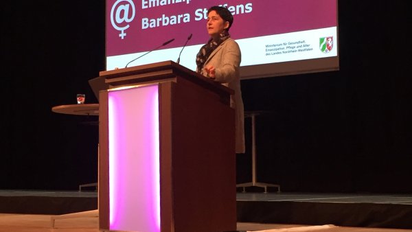 Ministerin Steffens: Online trifft Offline – Neue Chancen für den Feminismus