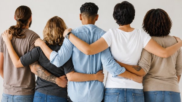 Menschen von hinten, die Arm in Arm stehen