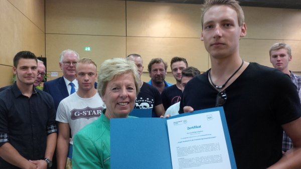 Ministerin Schwall-Düren hat junge Maurer ausgezeichnet, die sich in Südafrika handwerklich engagiert haben