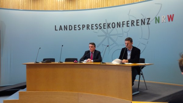 Minister Groschek präsentiert das Städtebau-Sonderprogramm im Landtag